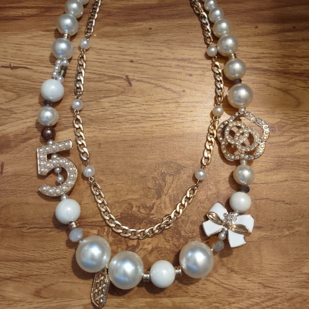 Elegant Gold and White Pearl Necklace